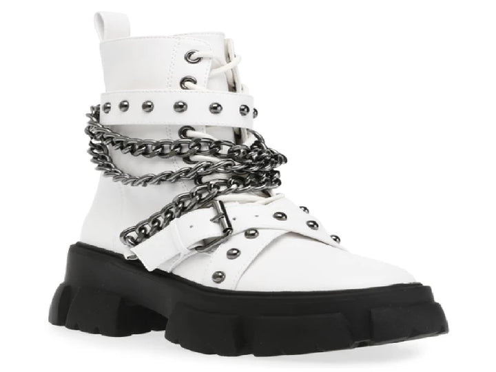 Botines blancos de cuero con plataforma negra, detalles de cadenas plateadas y tachuelas.