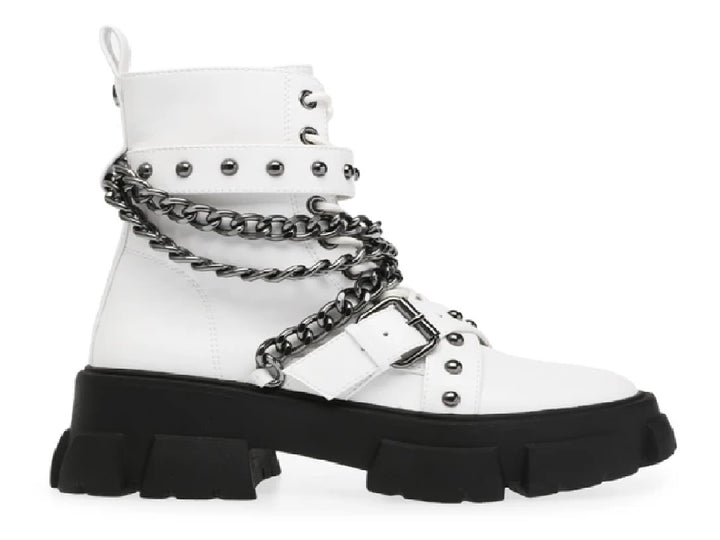 Botines blancos de cuero con plataforma negra, detalles de cadenas plateadas y tachuelas.