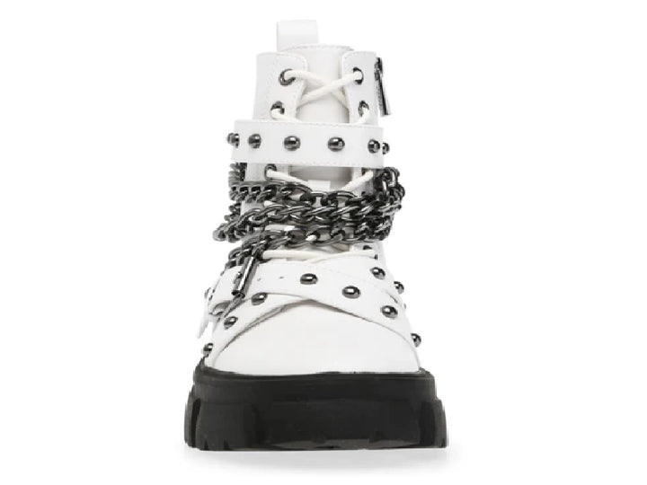 Botines blancos de cuero con plataforma negra, detalles de cadenas plateadas y tachuelas.