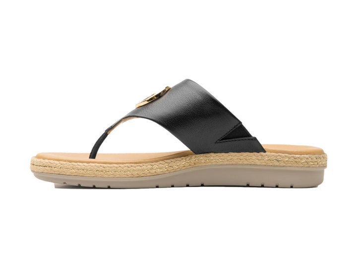 Sandalia Flexi para mujer en color negro con suela beige y detalle circular dorado en la tira.