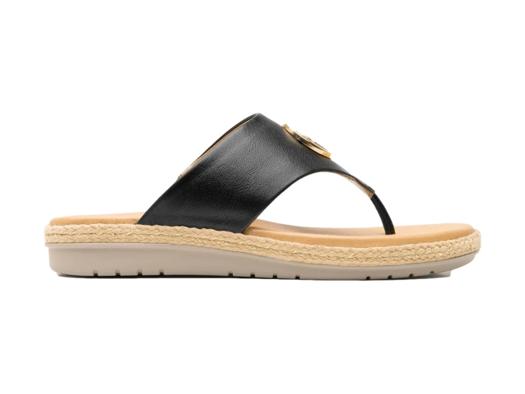 Sandalia Flexi para mujer en color negro con suela beige y detalle circular dorado en la tira.