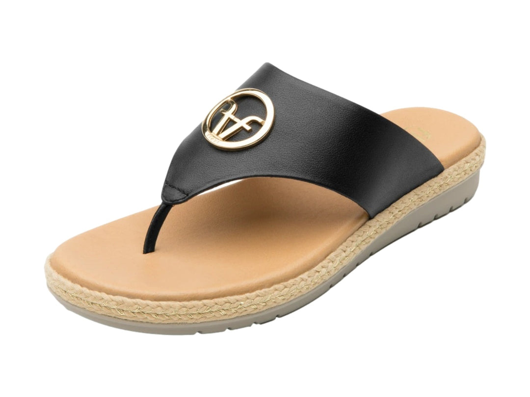 Sandalia Flexi para mujer en color negro con suela beige y detalle circular dorado en la tira.