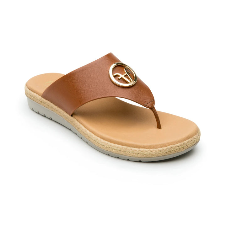 Sandalia café de cuero para mujer con detalle circular dorado y suela de estilo espadrille.