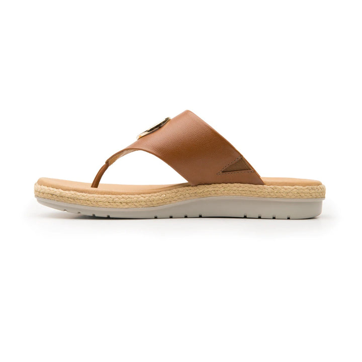 Sandalia café de cuero para mujer con detalle circular dorado y suela de estilo espadrille.