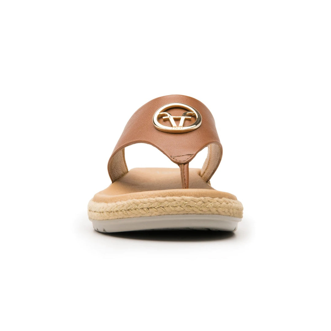 Sandalia café de cuero para mujer con detalle circular dorado y suela de estilo espadrille.