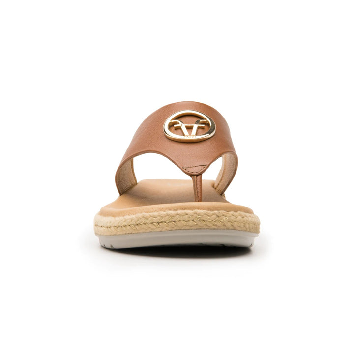 Sandalia café de cuero para mujer con detalle circular dorado y suela de estilo espadrille.