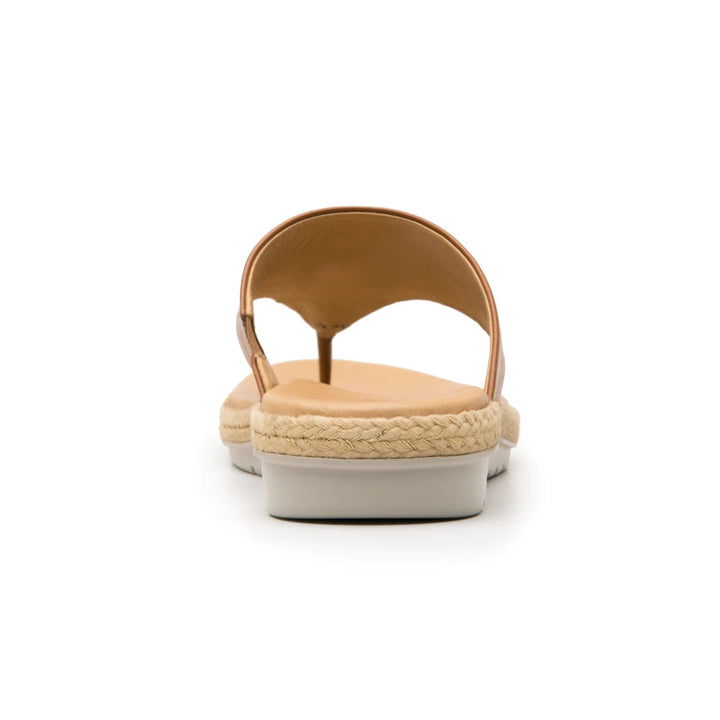 Sandalia café de cuero para mujer con detalle circular dorado y suela de estilo espadrille.