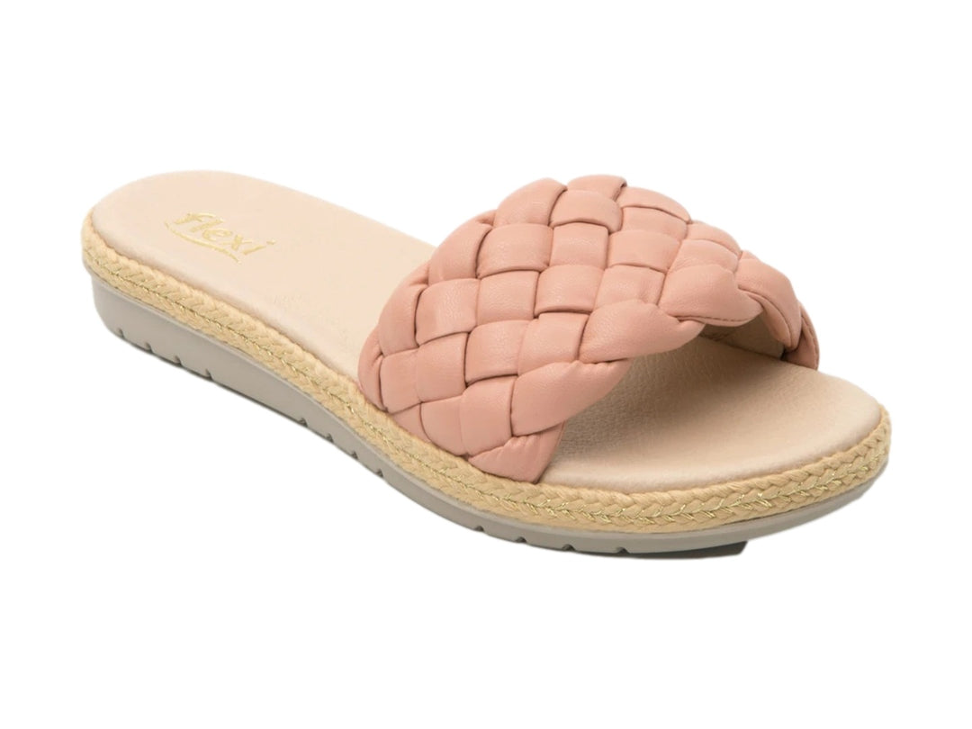 Sandalia Flexi color rosa con correa trenzada y suela de estilo espadrille.