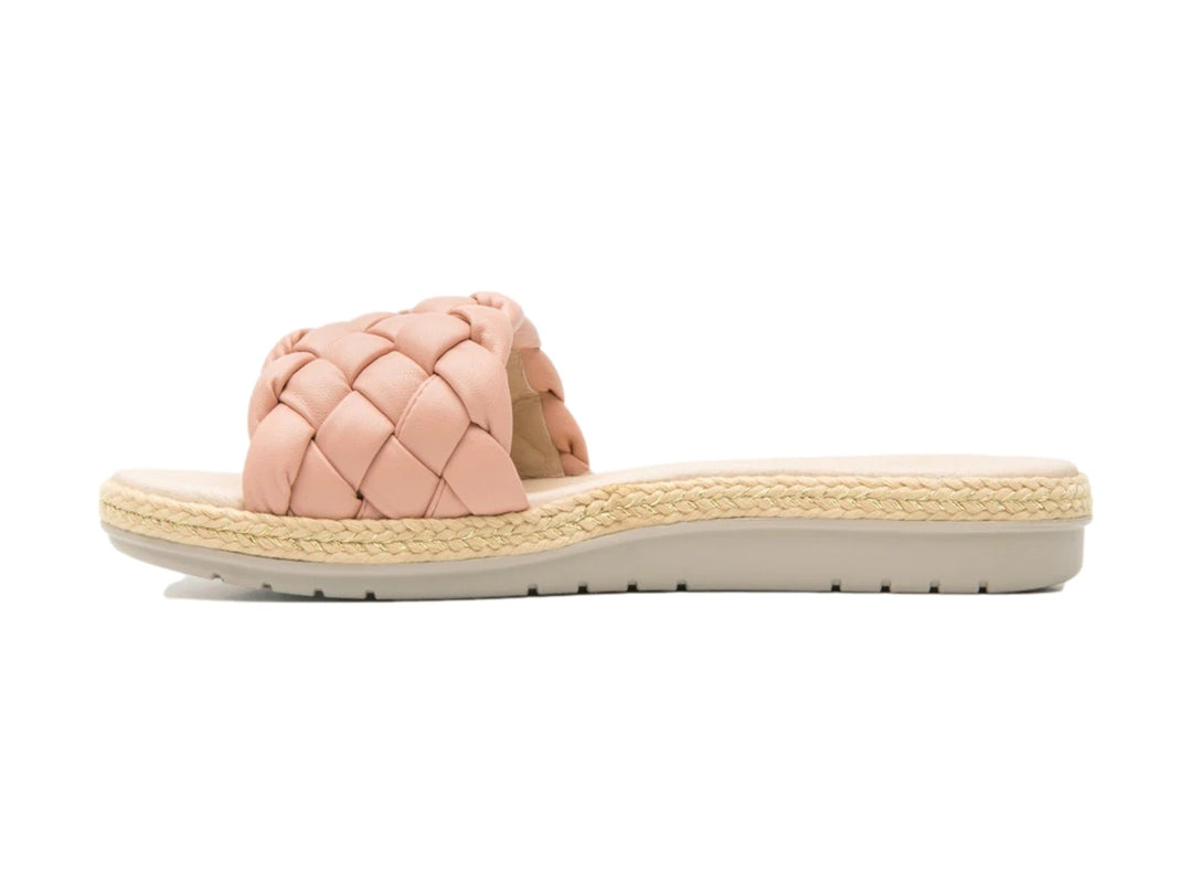 Sandalia Flexi color rosa con correa trenzada y suela de estilo espadrille.