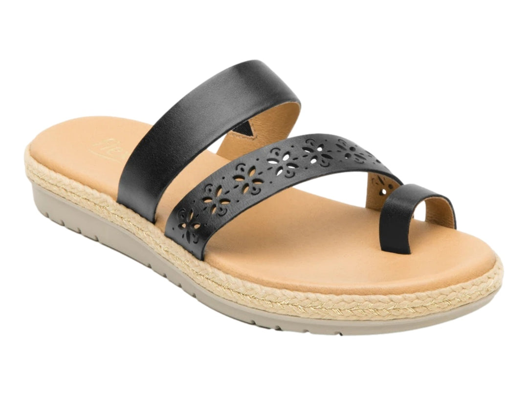 Sandalia negra de dedo con tiras caladas y suela de yute beige.