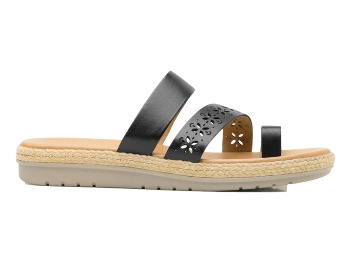 Sandalia negra de dedo con tiras caladas y suela de yute beige.