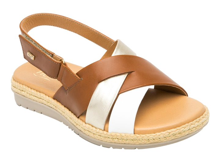 Sandalia Flexi para mujer en colores miel y blanco con tiras cruzadas y suela de textura trenzada.