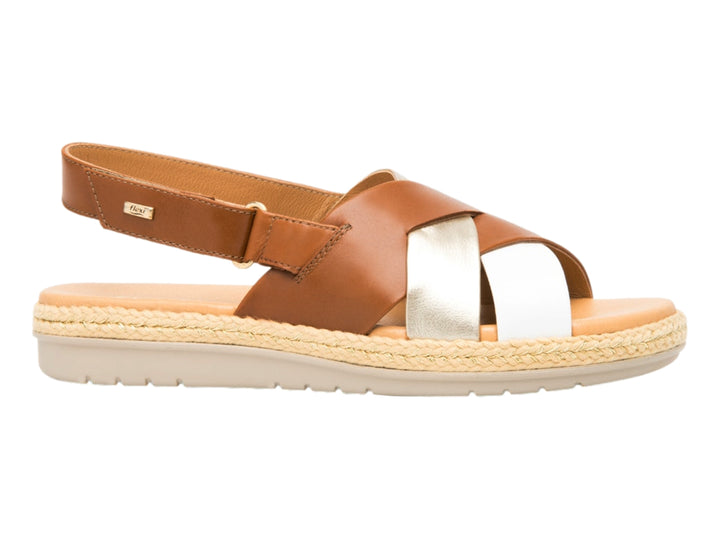 Sandalia Flexi para mujer en colores miel y blanco con tiras cruzadas y suela de textura trenzada.