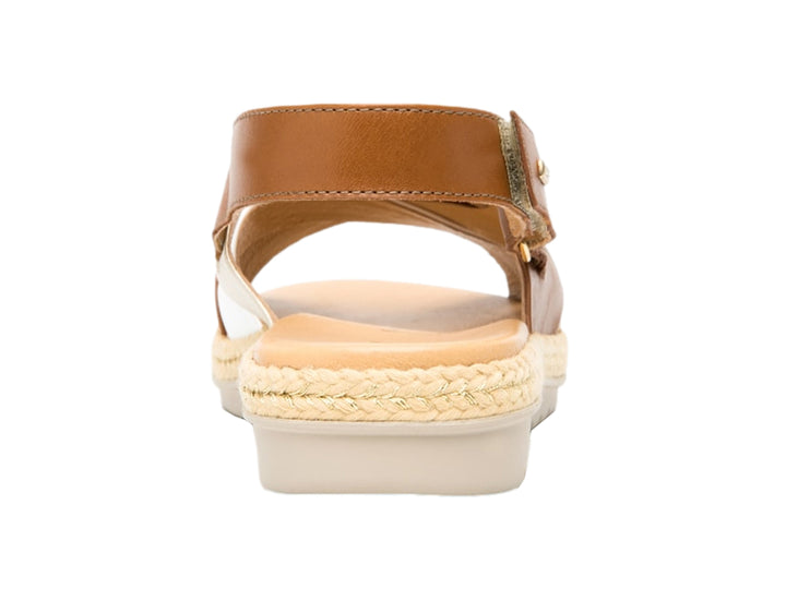 Sandalia Flexi para mujer en colores miel y blanco con tiras cruzadas y suela de textura trenzada.
