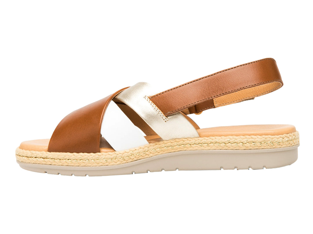Sandalia Flexi para mujer en colores miel y blanco con tiras cruzadas y suela de textura trenzada.