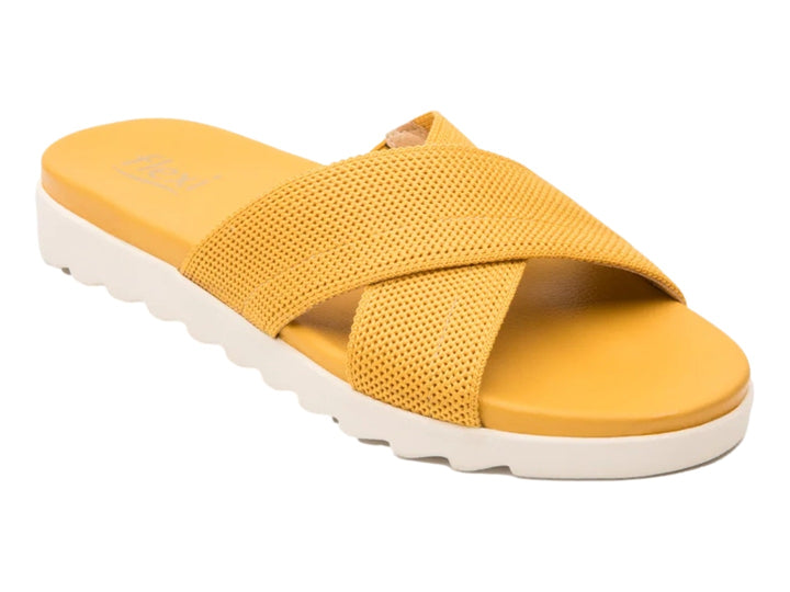 Sandalia Flexi amarilla para mujer con correas cruzadas de textil y suela blanca dentada.