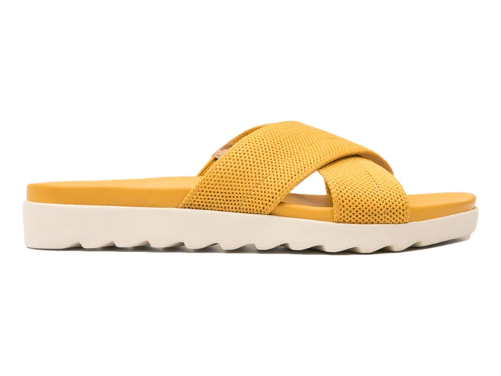 Sandalia Flexi amarilla para mujer con correas cruzadas de textil y suela blanca dentada.