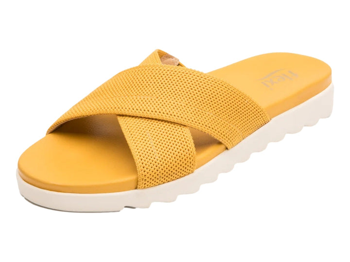 Sandalia Flexi amarilla para mujer con correas cruzadas de textil y suela blanca dentada.
