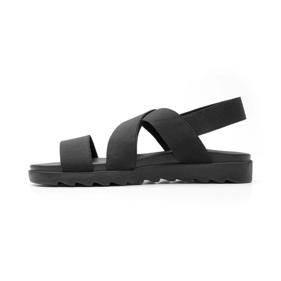 Sandalia negra de la marca Flexi con correas elásticas cruzadas y suela cómoda.