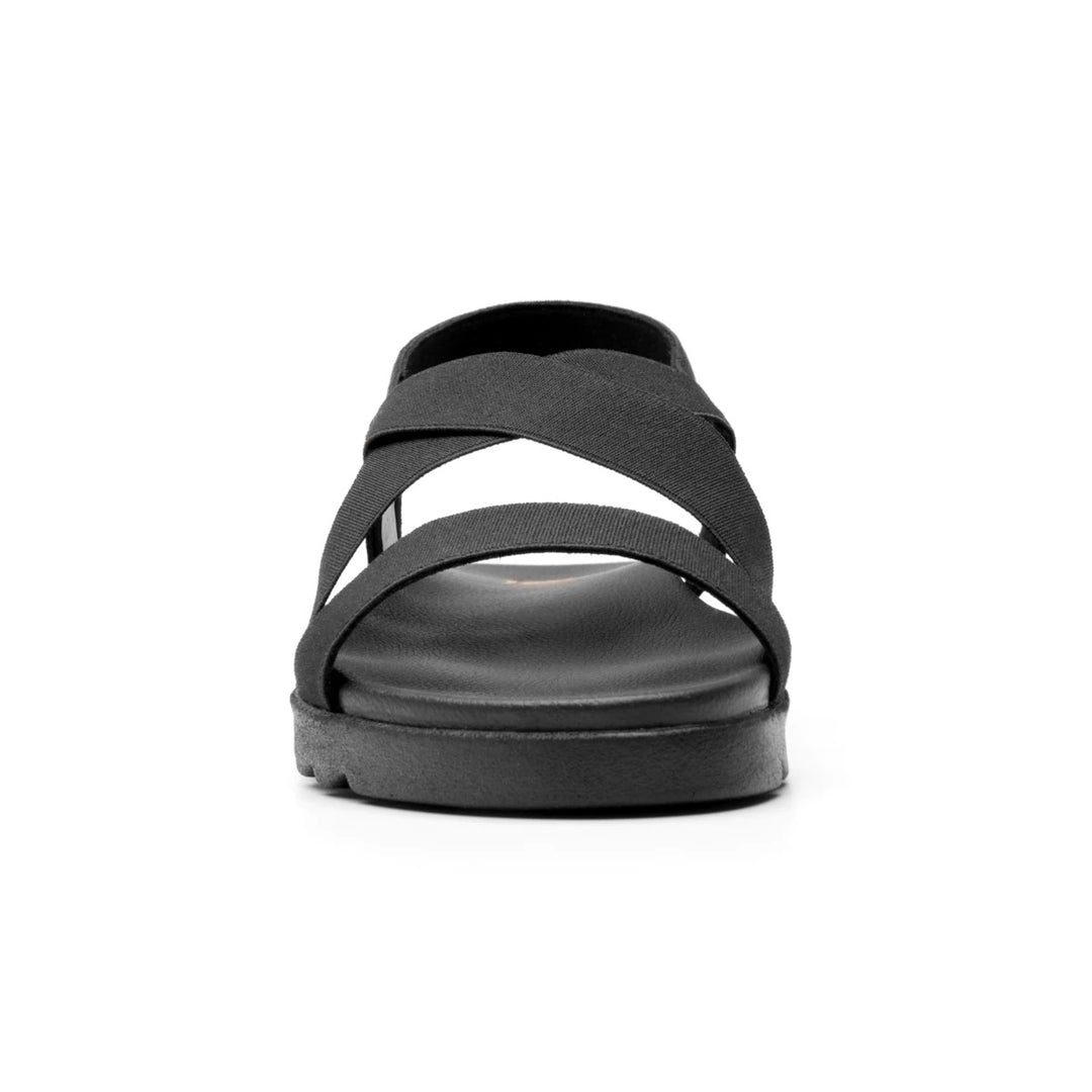 Sandalia negra de la marca Flexi con correas elásticas cruzadas y suela cómoda.