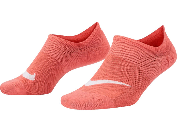 Par de calcetines Nike Everyday Plus Lightweight en color coral con logotipo blanco.