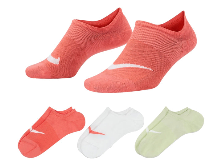 Par de calcetines Nike Everyday Plus Lightweight en color coral con logotipo blanco.
