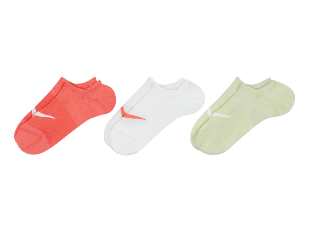Par de calcetines Nike Everyday Plus Lightweight en color coral con logotipo blanco.