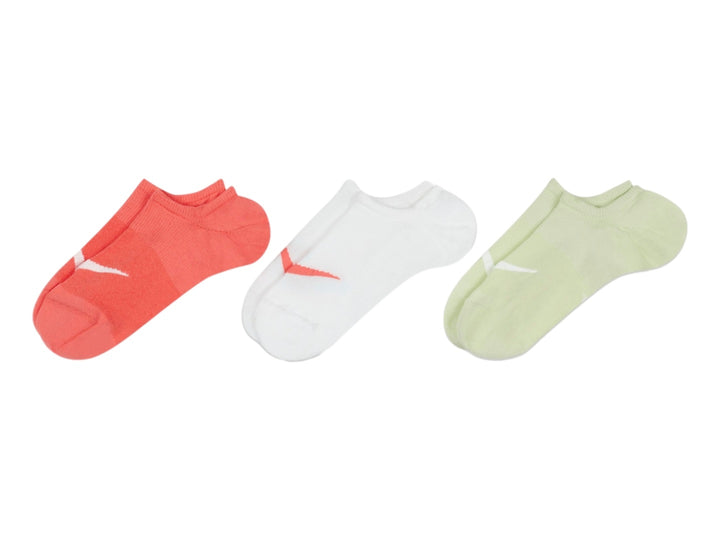 Par de calcetines Nike Everyday Plus Lightweight en color coral con logotipo blanco.