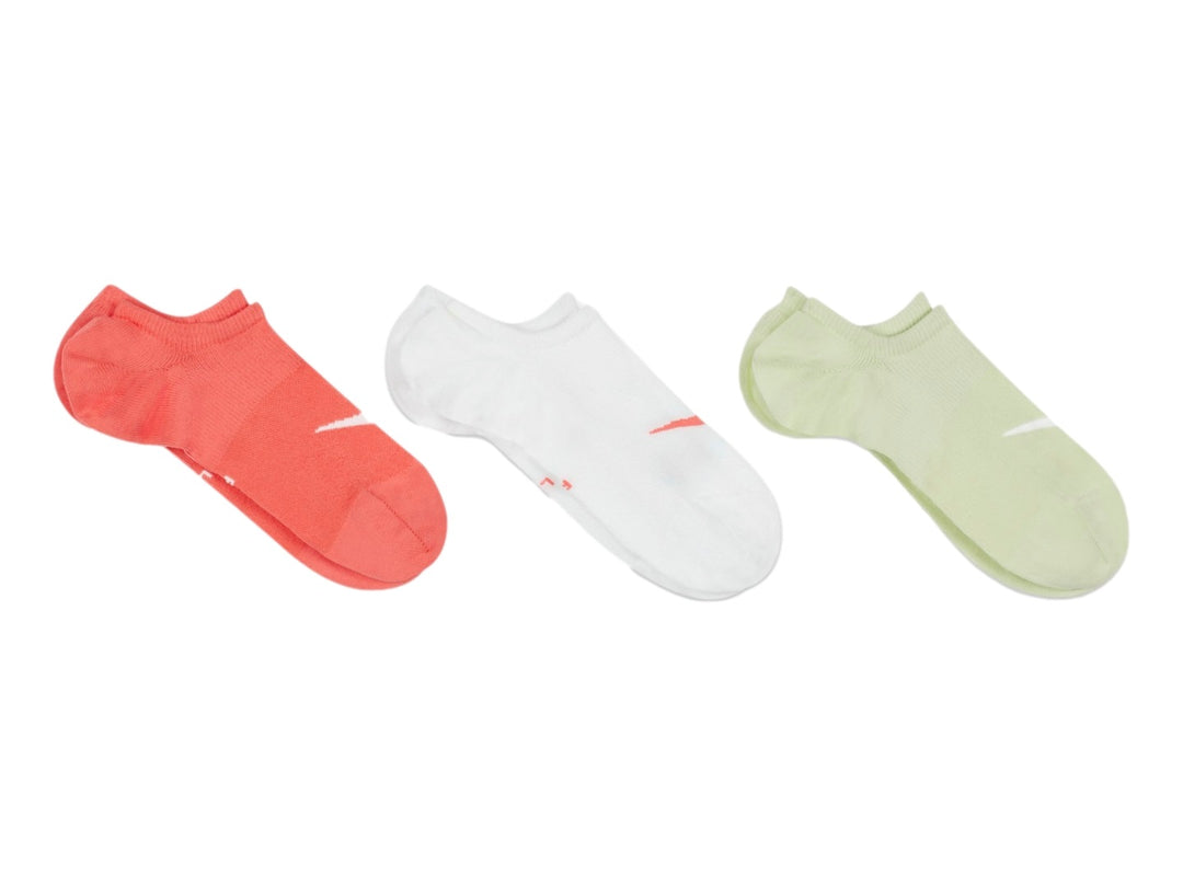 Par de calcetines Nike Everyday Plus Lightweight en color coral con logotipo blanco.