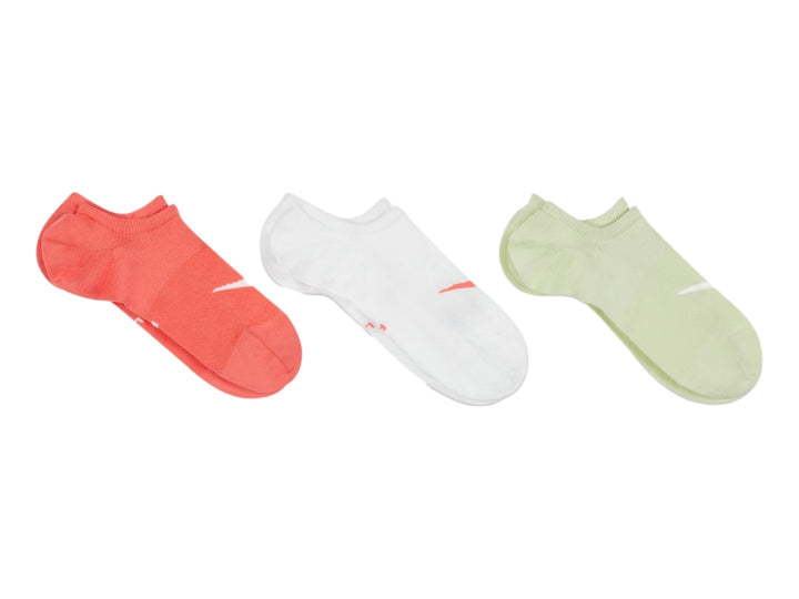 Par de calcetines Nike Everyday Plus Lightweight en color coral con logotipo blanco.