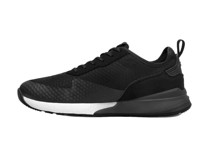 Tenis deportivos Flexi color negro con suela blanca y tejido de malla.