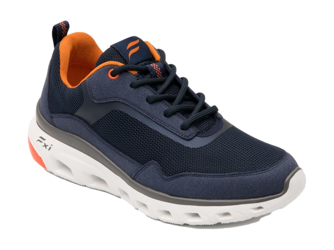 Tenis deportivos Flexi en color azul marino con suela blanca y detalles en naranja.