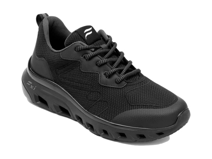 Tenis Flexi color negro con malla transpirable y suela gruesa deportiva.