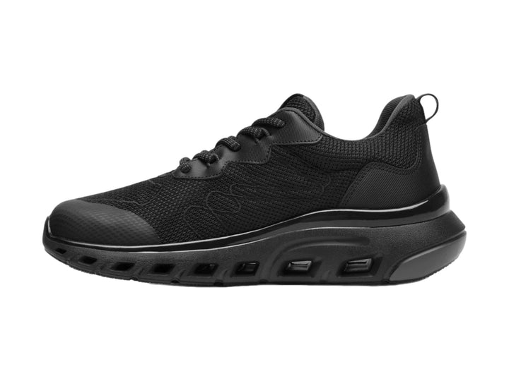 Tenis Flexi color negro con malla transpirable y suela gruesa deportiva.