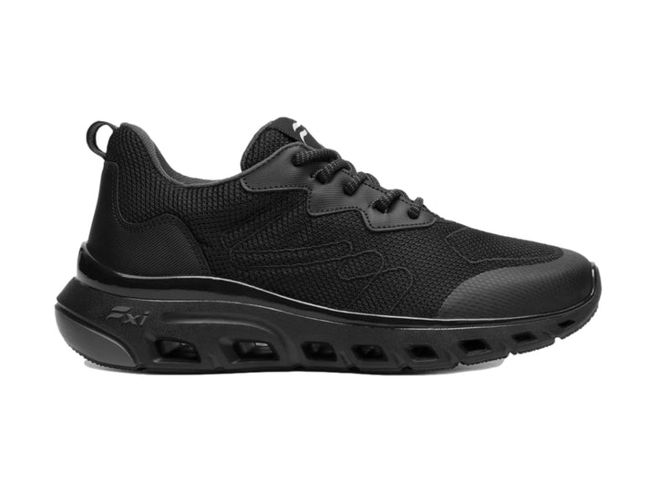 Tenis Flexi color negro con malla transpirable y suela gruesa deportiva.