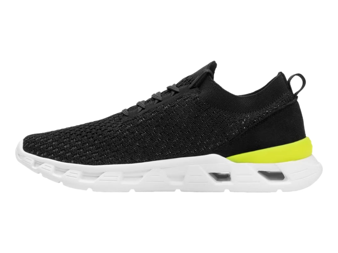 Tenis deportivos Flexi color negro con suela blanca y detalles en amarillo.