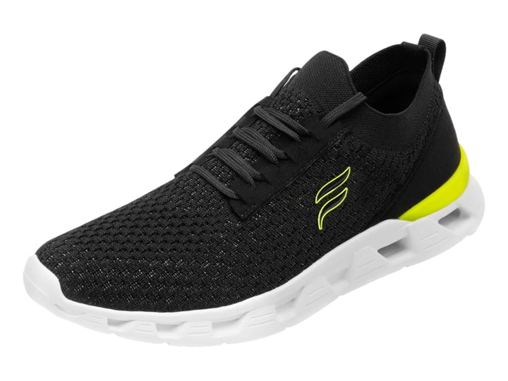 Tenis deportivos Flexi color negro con suela blanca y detalles en amarillo.