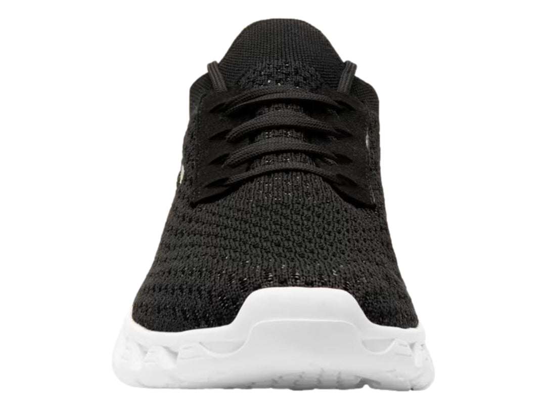Tenis deportivos Flexi color negro con suela blanca y detalles en amarillo.
