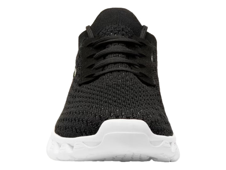 Tenis deportivos Flexi color negro con suela blanca y detalles en amarillo.