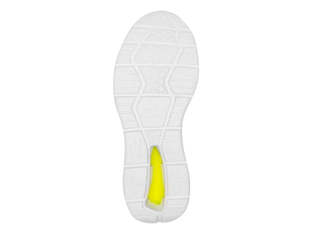 Tenis deportivos Flexi color negro con suela blanca y detalles en amarillo.