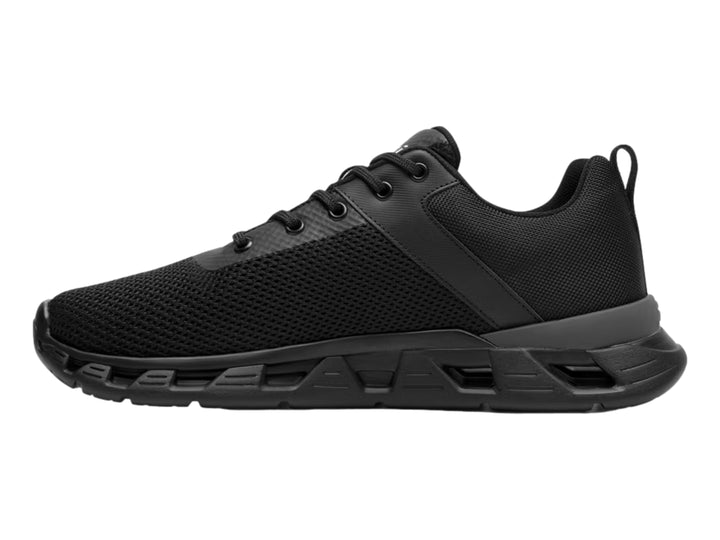 Tenis deportivos color negro con suela gruesa y tejido de malla transpirable.