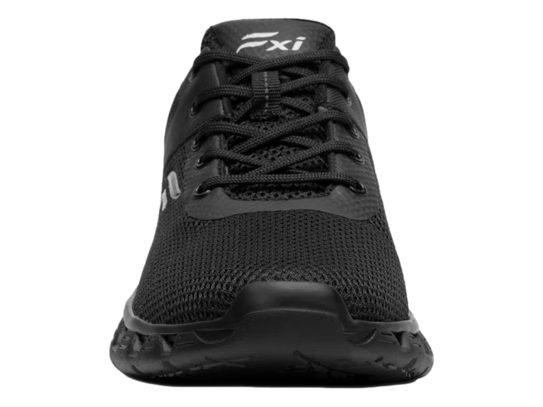 Tenis deportivos color negro con suela gruesa y tejido de malla transpirable.