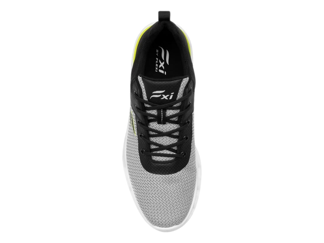 Tenis deportivos Flexi en colores gris, negro y blanco con detalle amarillo en el talón.