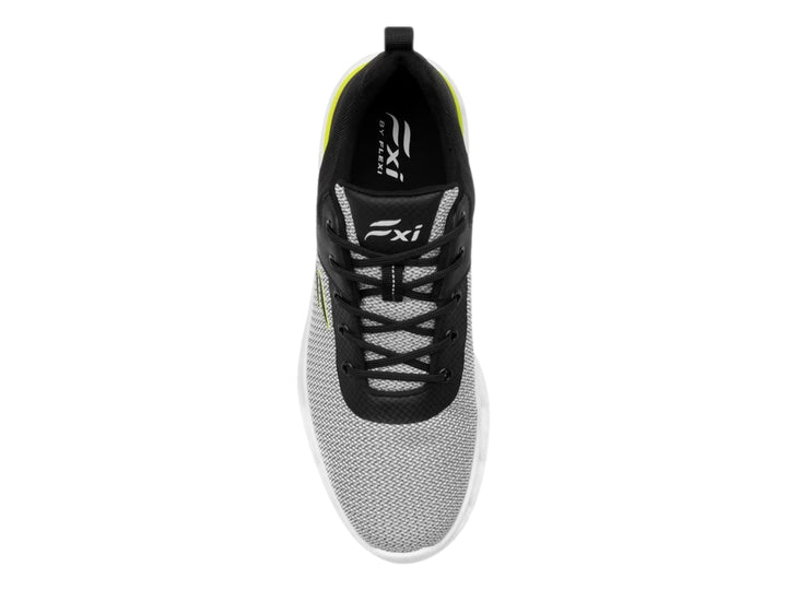 Tenis deportivos Flexi en colores gris, negro y blanco con detalle amarillo en el talón.