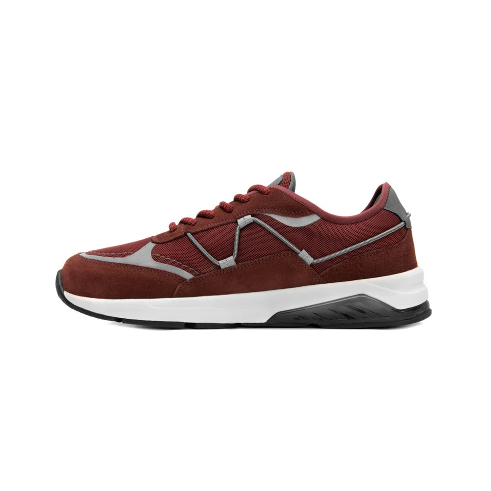 Tenis Flexi color vino con detalles en gris y suela blanca.
