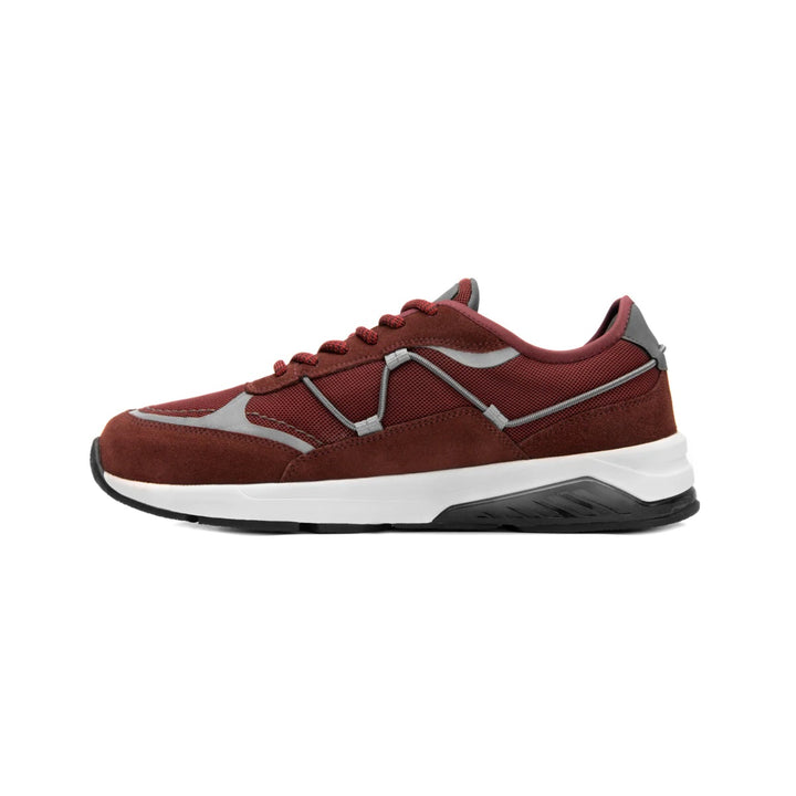 Tenis Flexi color vino con detalles en gris y suela blanca.