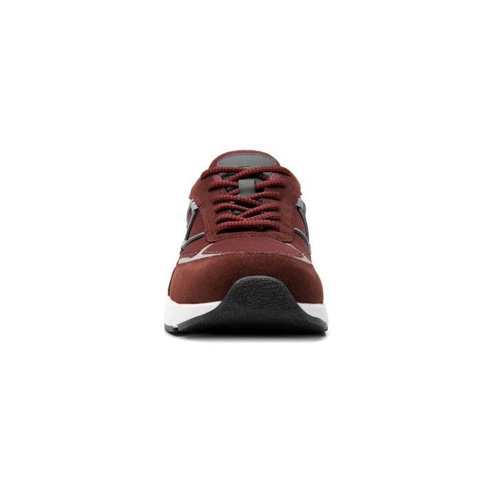 Tenis Flexi color vino con detalles en gris y suela blanca.