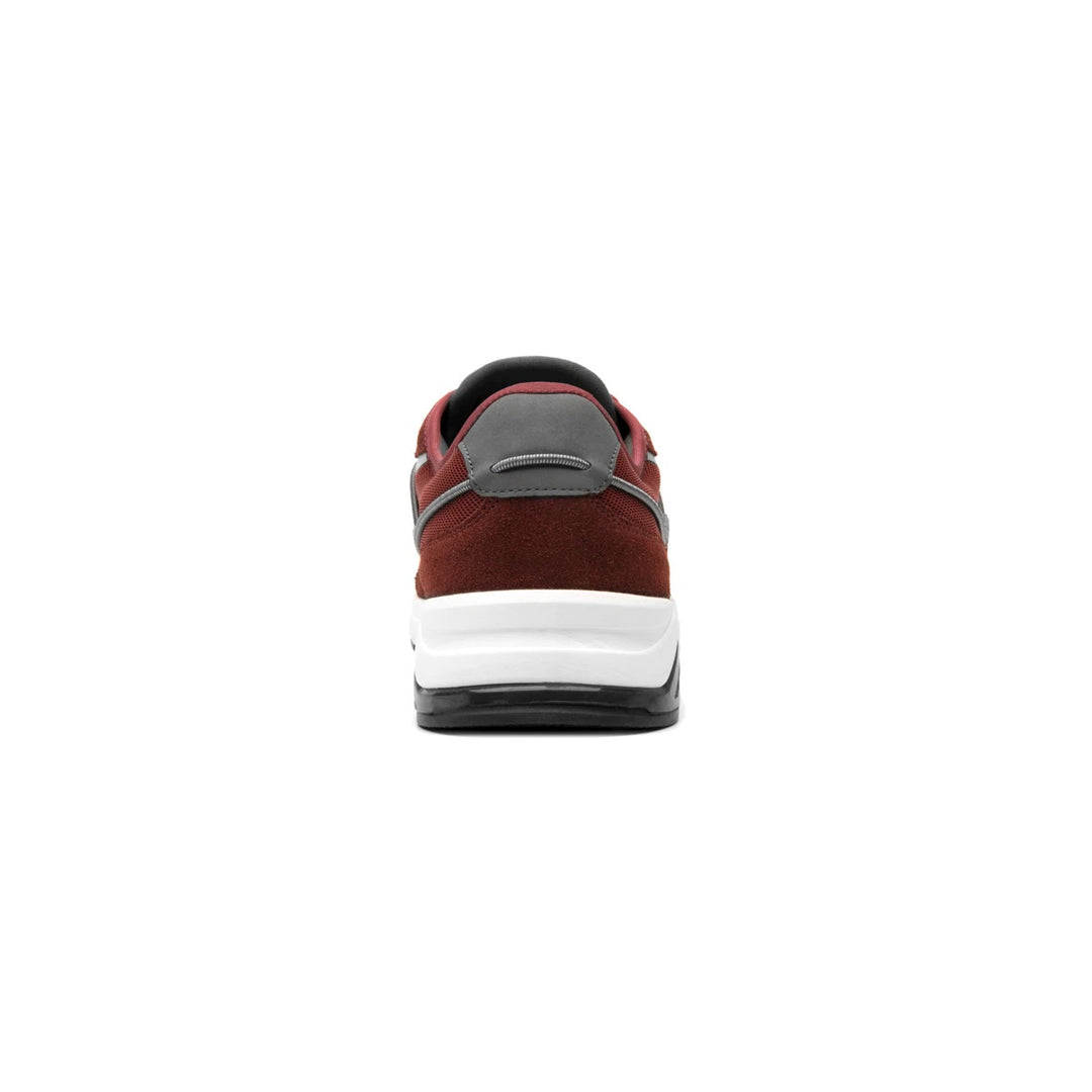 Tenis Flexi color vino con detalles en gris y suela blanca.