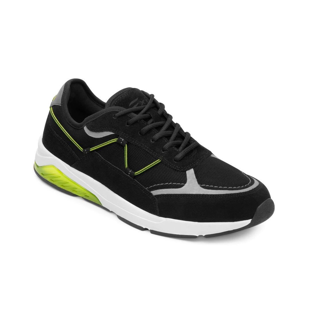 Tenis deportivos Flexi color negro con detalles en verde lima y suela blanca.