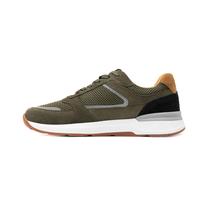 Tenis Flexi color olivo con detalles en gris y blanco, diseño casual deportivo con textura de malla.